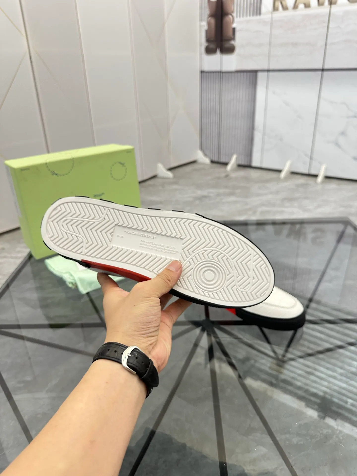 Selling men's shoes 💰: 💰P440¥ Product trademark: OFF WHITE *"OFF WHITE*" low-top casual shoes Regular size: 35-45 (can be customized to 46) Couple style Product material: imported cowhide upper, breathable lining, original outsole. No.: H203